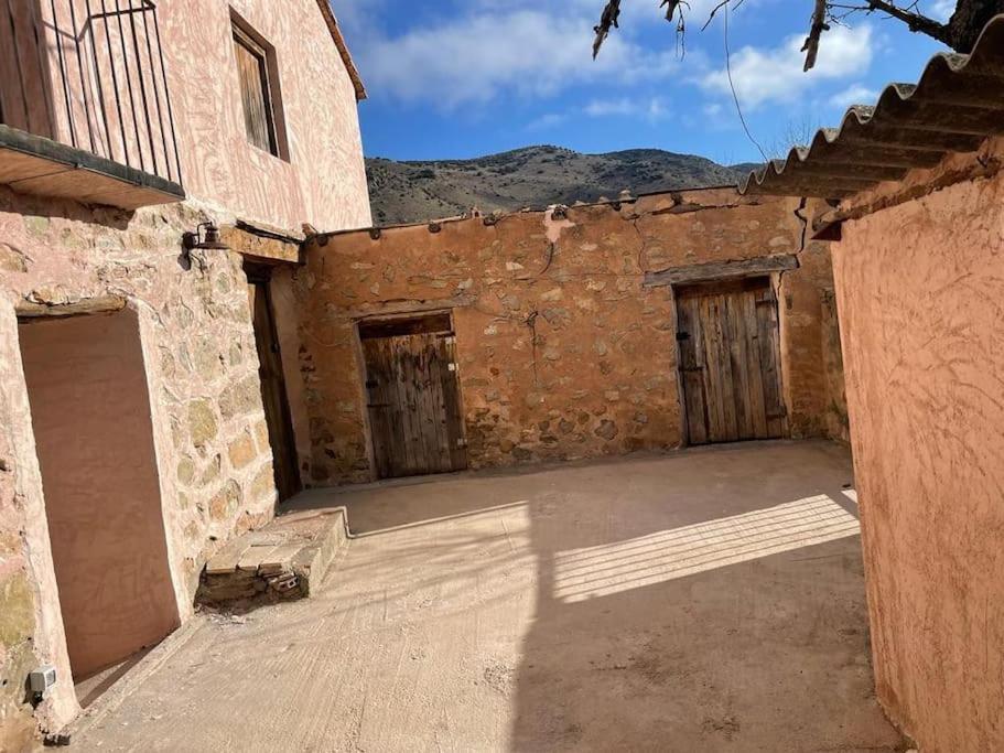 Acogedora Casa Con Patio-Parking Vila Albarracín Exterior foto